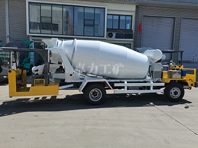 双向驾驶3方搅拌车